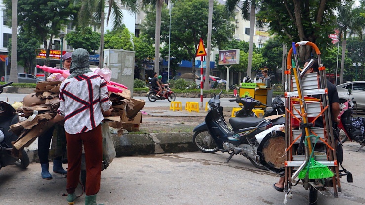 Sau mưa lớn, người dân ở khu biệt thự &#39;triệu đô&#39; vẫn phải lội nước vớt đồ - 11