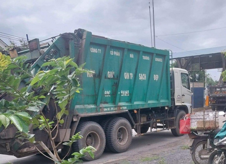 Vụ cha ôm thi thể con bên đường ở Đồng Nai: Khởi tố tài xế xe chở rác gây tại nạn - 1