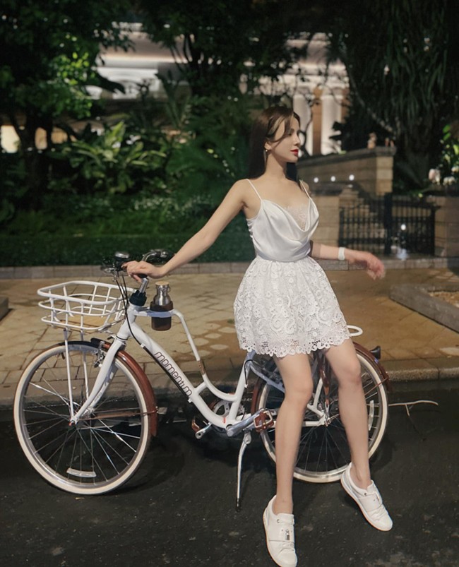 Huyền Baby, Trâm Anh mặc phá cách, quần siêu bó khi đạp xe - 5