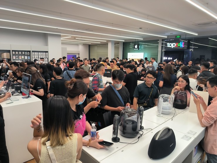 Mở bán iPhone 15 series tại Việt Nam: Thức xuyên đêm nhận máy sớm - 1