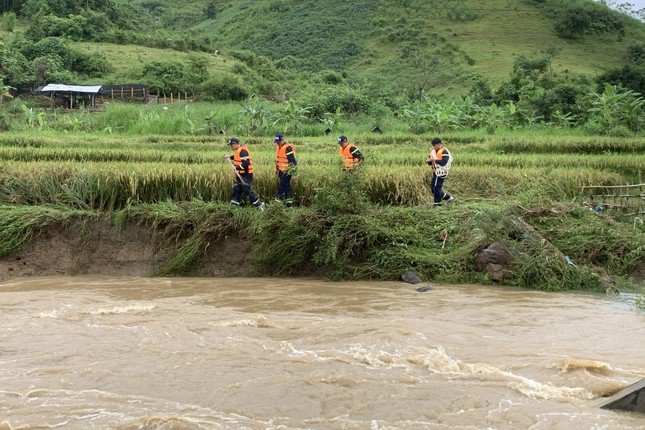 Tìm thấy thi thể 2 nạn nhân bị nước lũ cuốn trôi tại Sơn La - 1