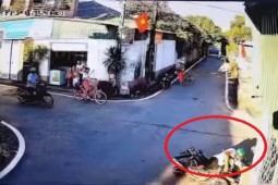 Clip: Không ai nhường ai, xe máy bị tông cực mạnh, 2 tài xế gặp họa