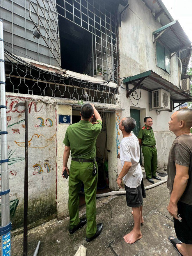 Thưởng ‘nóng’ 8 cá nhân trong vụ hướng dẫn, cứu 3 người thoát ‘cửa tử’ ở Hà Nội - 2