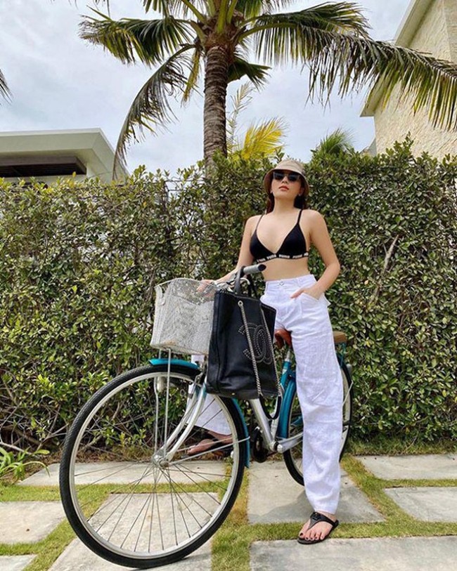 Huyền Baby, Trâm Anh mặc phá cách, quần siêu bó khi đạp xe - 3