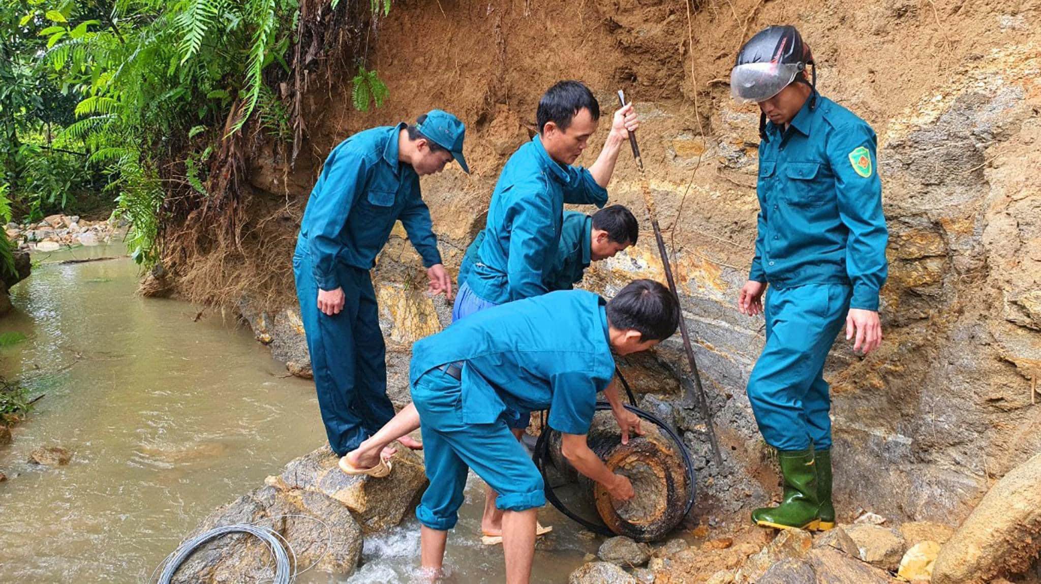 Nghệ An: Huỷ nổ quả bom nặng 340kg lộ thiên sau mưa lũ - 1