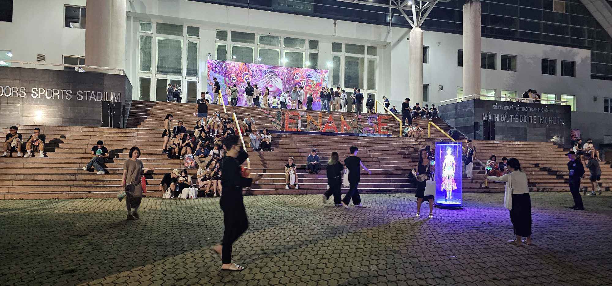 Concert Hoàng Thùy Linh: Trễ 30 phút để chờ khán giả, có cả fan U60 đi xem - 5
