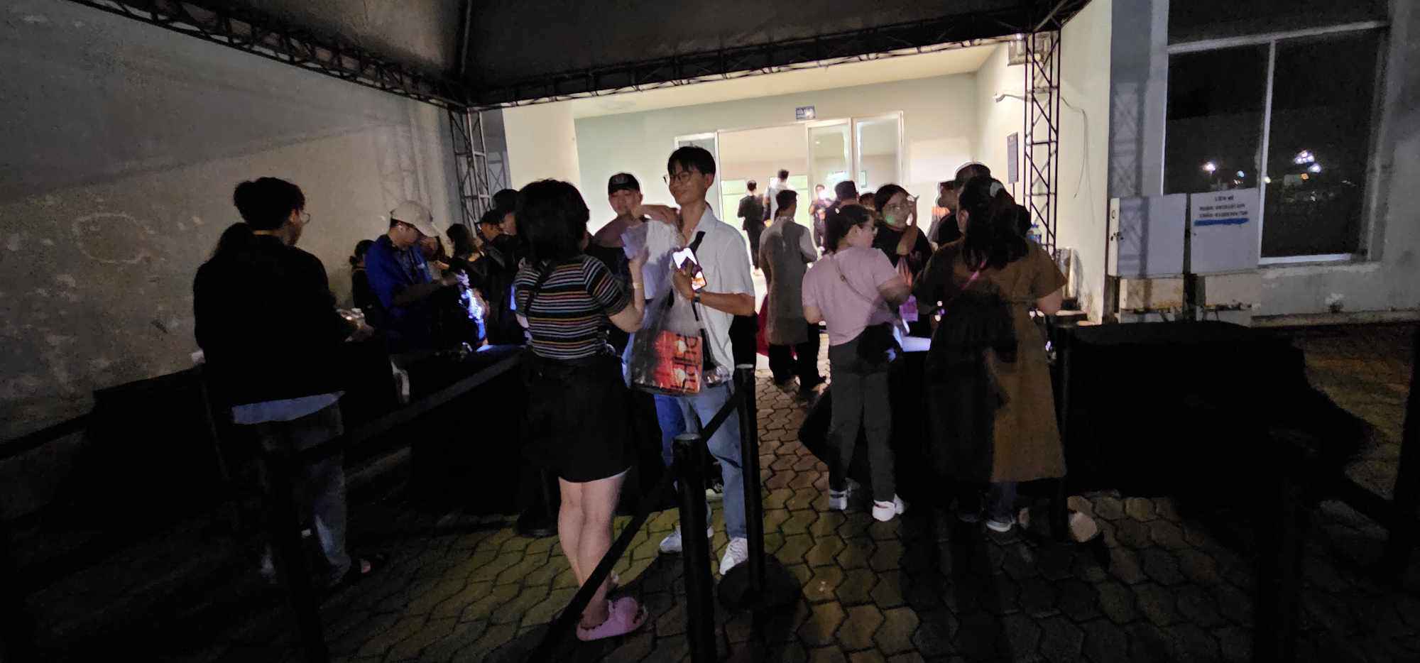 Concert Hoàng Thùy Linh: Trễ 30 phút để chờ khán giả, có cả fan U60 đi xem - 10
