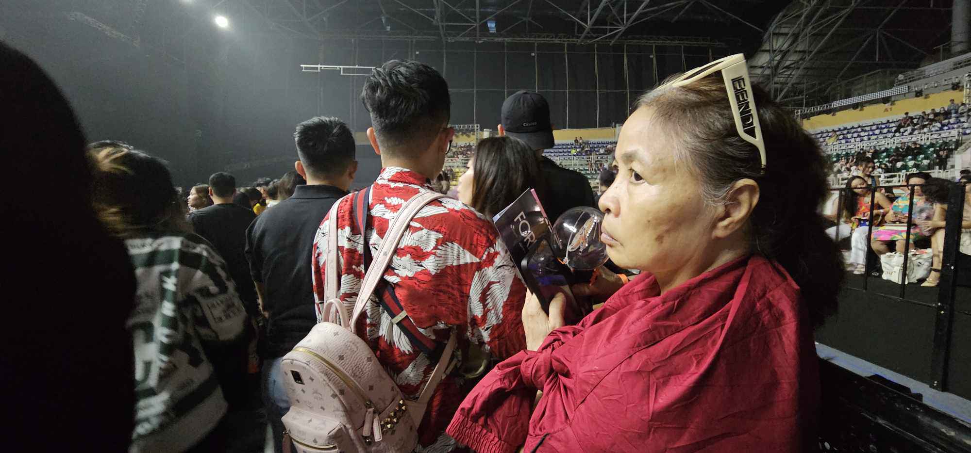 Concert Hoàng Thùy Linh: Trễ 30 phút để chờ khán giả, có cả fan U60 đi xem - 13