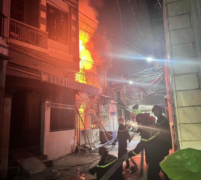 Cảnh sát cứu 6 người bị mắc kẹt trong căn nhà bốc cháy - 1