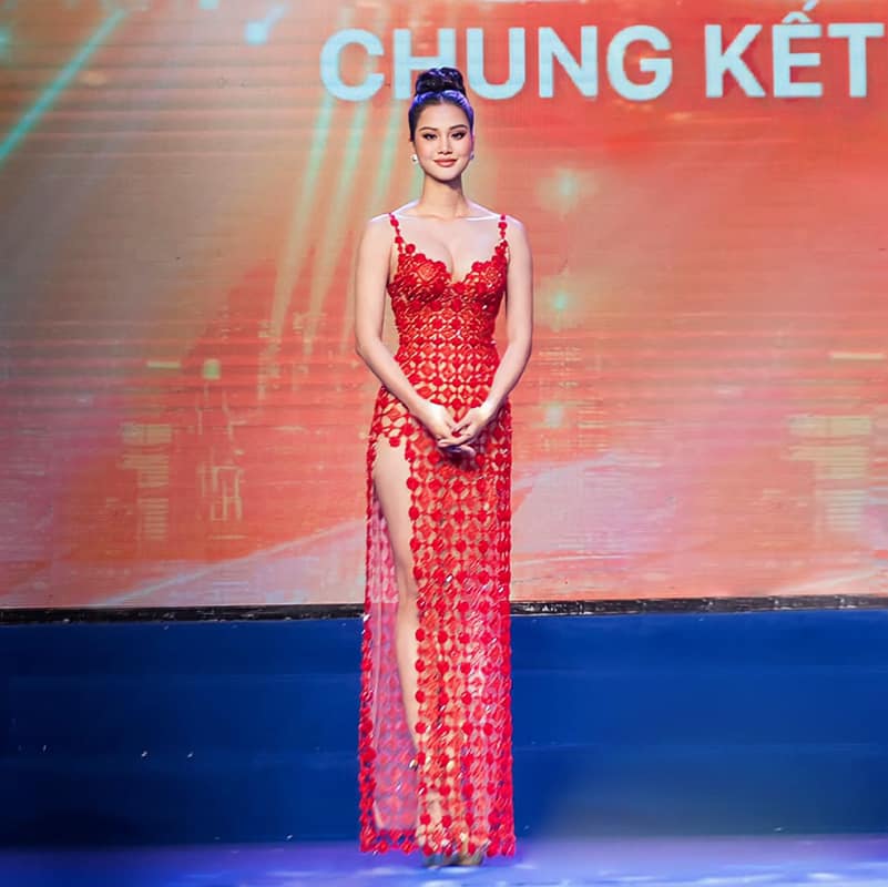 "Mỹ nữ chăn trâu" mê đồ cắt xẻ, có lần lao đao vì chiếc đầm xuyên thấu - 10