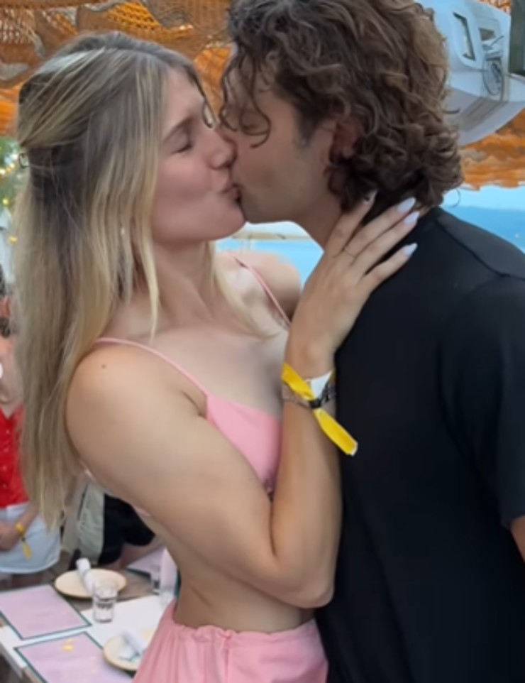 Mỹ nữ Bouchard hôn bạn trai mới đắm đuối, Sharapova &#34;ưu ái&#34; sao trẻ Sinner - 1
