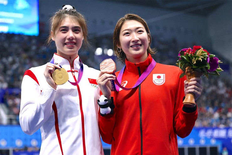 Người đẹp bơi Trung Quốc giành 6 HCV ASIAD khóc ôm chặt &#34;bại tướng&#34; Nhật Bản - 1