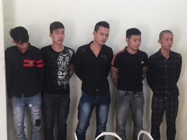 Chủ tiệm cầm đồ cùng đàn em vác dầu luyn pha mắm tôm đi đòi nợ
