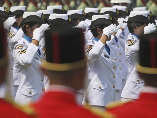 Kêu gọi quân đội Indonesia ngừng kiểm tra trinh tiết