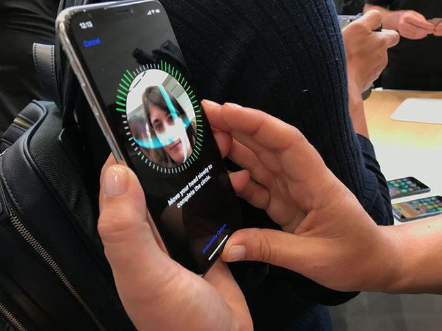 “Số nhọ” đổi iPhone X hai lần vẫn bị đồng nghiệp qua mặt Face ID