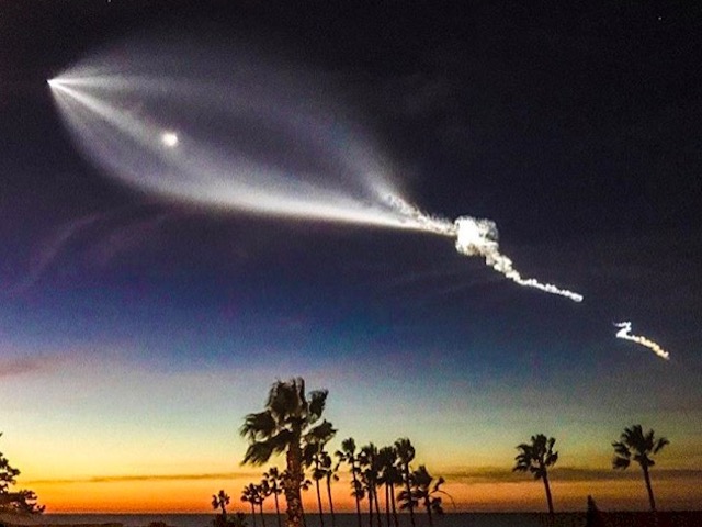 Elon Musk ”đùa như thật” về chùm sáng tựa UFO trên bầu trời đêm
