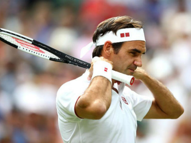 HLV Nadal mỉa mai Federer trốn đất nện: Khôn ngoan không lại với trời