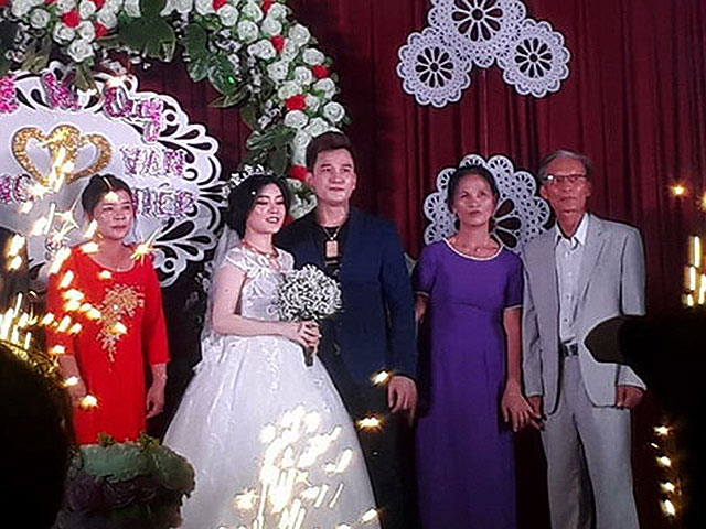 Đám cưới bí mật ở quê của ”ca sĩ hội chợ” Lâm Chấn Huy gây sốc cho khán giả