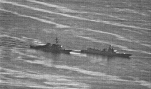 Khoảnh khắc tàu Trung Quốc áp sát nguy hiểm tàu chiến Mỹ ở Biển Đông - 1