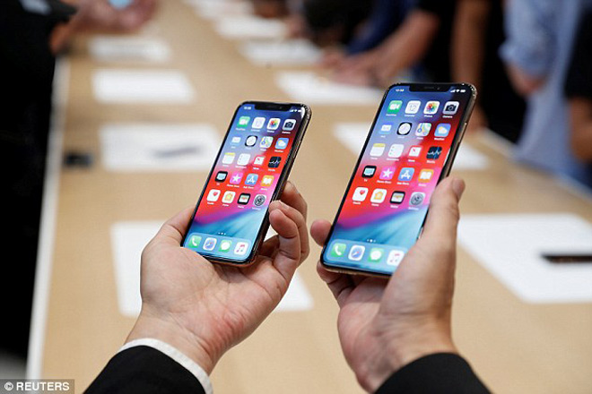 Tiếc hùi hụi khi xem iPhone Xs bị thả rơi không thương xót - 1