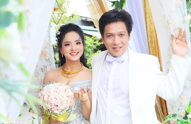 Nghệ sĩ cải lương Trọng Nghĩa lấy vợ kém 29 tuổi. Anh tổ chức đám cưới tại quê nhà Bạc Liêu vào ngày 4.10 vừa qua. Bà xã nghệ sĩ 52 tuổi tên Thanh Trang, sinh năm 1995, không hoạt động nghệ thuật.