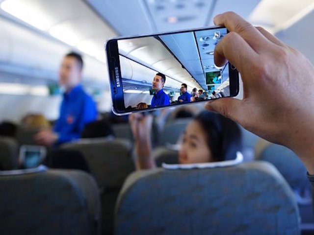 Khuyến cáo việc sử dụng điện thoại và thiết bị điện tử xách tay trên máy bay