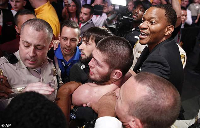 Siêu đại chiến UFC: Khabib mất tiền thưởng, đồng đội bị bắt giam - 1