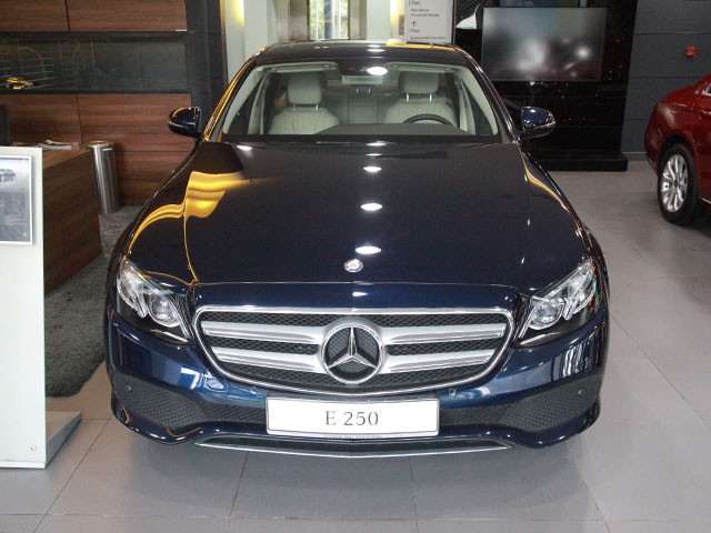 Giá xe Mercedes E-Class cập nhật tháng 10/2018: E300 AMG giá từ 2,769 tỷ đồng