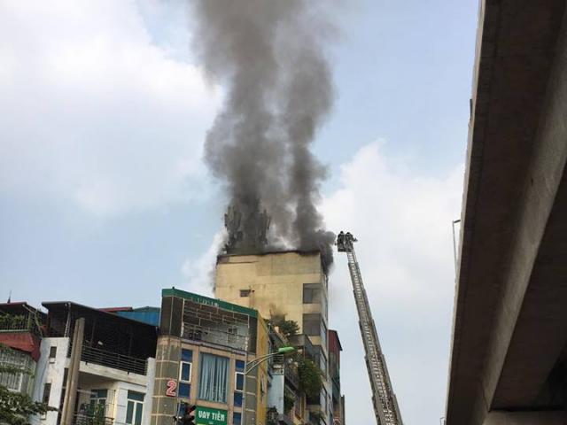 Hà Nội: Đốt vàng mã gây cháy lớn tại quán karaoke trên phố Hào Nam