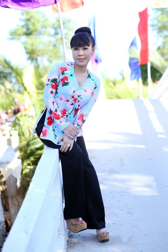 Việt Hương diện váy hở sâu khoe vòng 1 gợi cảm ở tuổi 41 - 1
