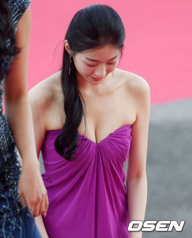 Mới đây, Hoa hậu Hàn Quốc 2018 Kim Soo Min xuất hiện trên thảm đỏ lễ trao giải Korea Drama Awards, nhận được nhiều sự chú ý của truyền thông và công chúng Hàn Quốc. 