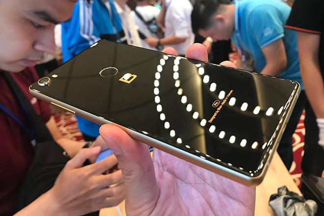 Tính năng thú vị nhất đặt Bphone 3 vượt iPhone 8, ngang tầm Xs Max - 1