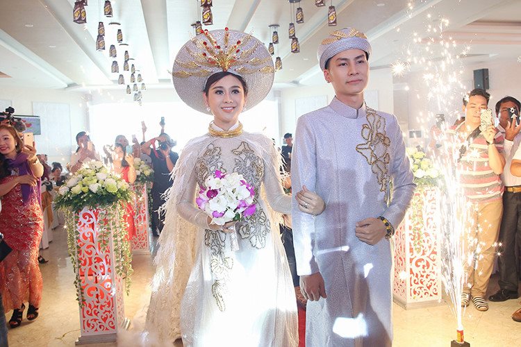 Lâm Khánh Chi "khóc" vì 650 khách đi 350 phong bì, sao Việt khác thì sao? - 1
