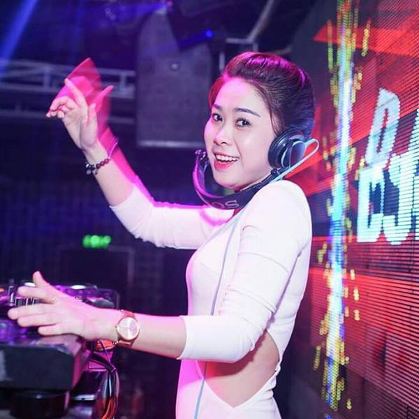 Gặp khó với nghề Dj, bạn gái sexy nối gót Hùng Thuận đi buôn bán - 1
