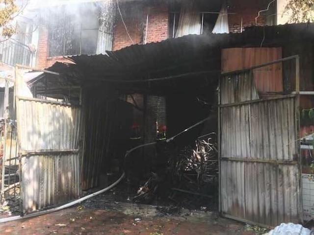 Hà Nội: Cháy lớn tại xưởng sản xuất sofa, nghi có người mắc kẹt