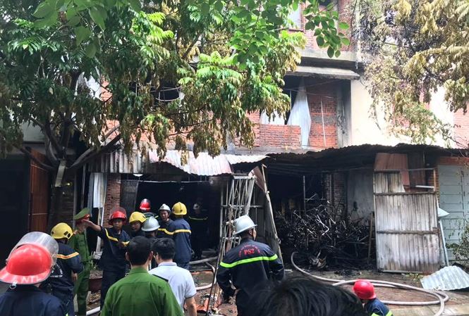 Một người tử vong trong vụ cháy xưởng ghế ở Hà Nội - 1