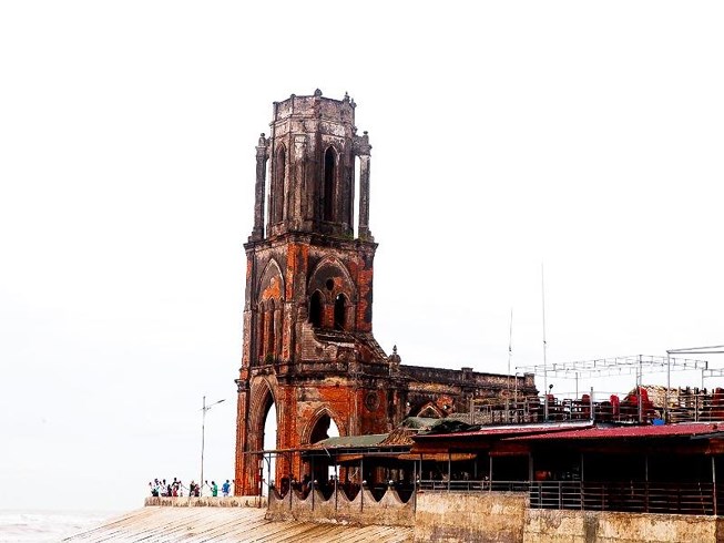 Nhà thờ Trái tim: Khi hoang tàn thành chốn rong chơi - 1