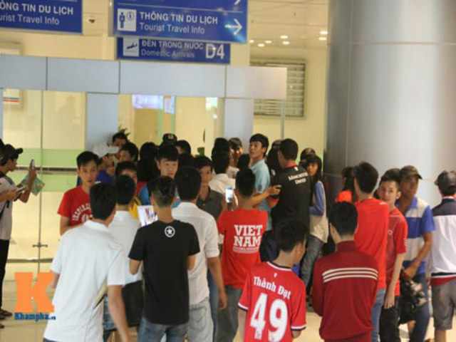 ĐT Việt Nam đi Hàn Quốc luyện công: ”Rừng” fan nữ bao vây Tiến Dũng, Xuân Trường