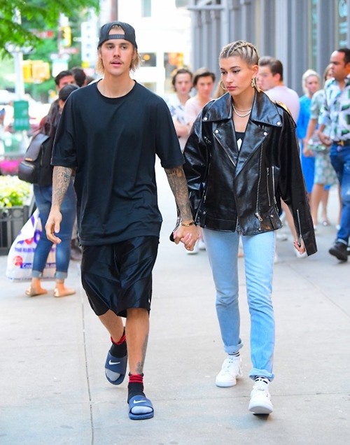 Justin Bieber và vợ sắp cưới chuộng style đơn giản dù siêu giàu - 1