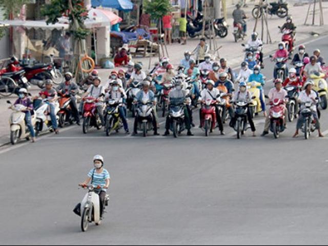 Sửa quy định xử phạt xe vượt đèn vàng