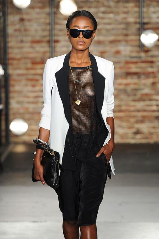 Chi Pu "thả rông" với vest vẫn được khen gợi cảm tinh tế - 13