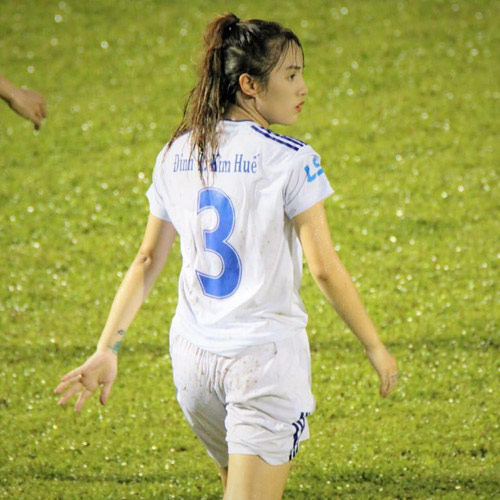 Nữ cầu thủ Thái Nguyên "gây bão" vì ngoại hình xinh đẹp - 2