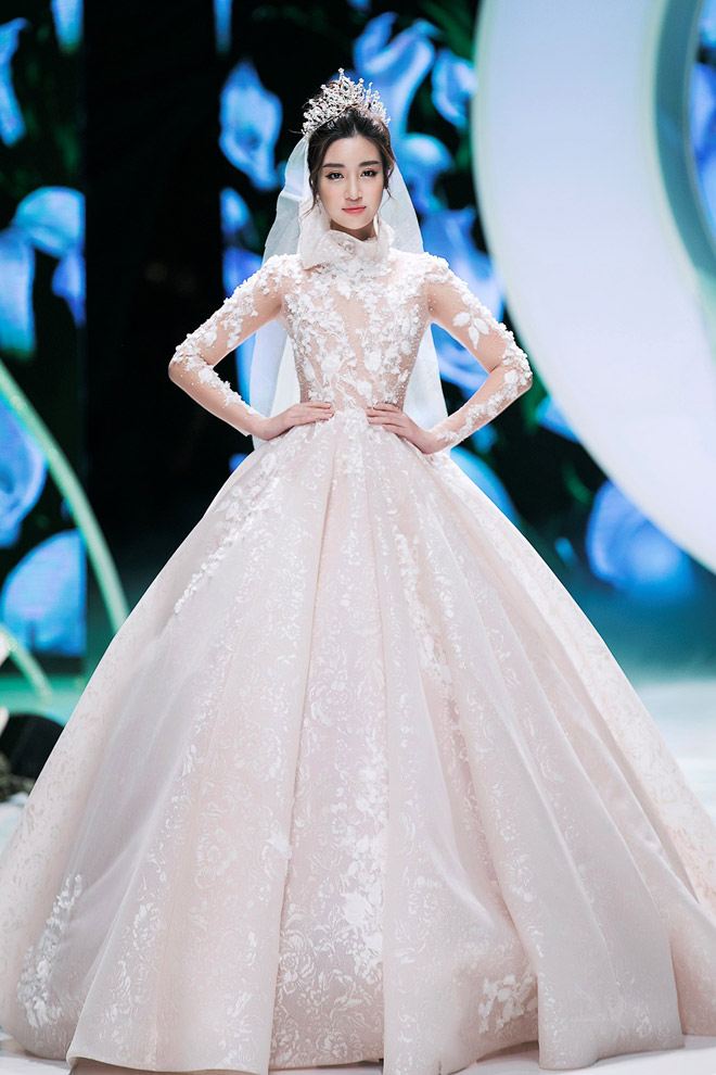 Quỳnh Anh khoe cận cảnh chiếc váy cưới được thiết kế riêng