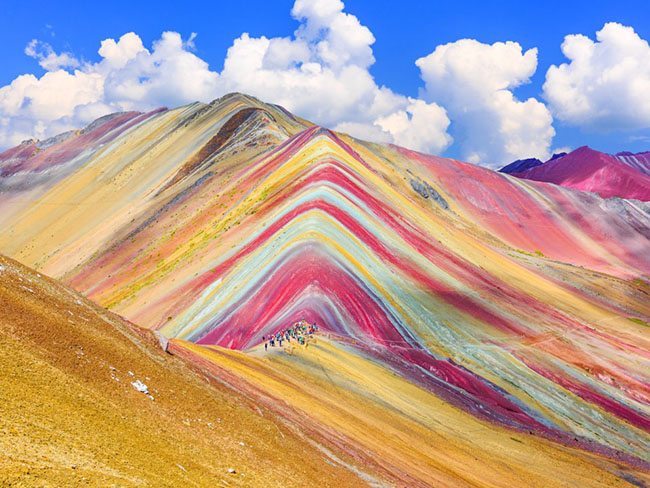 Vinicunca, Vùng Cusco, Peru: Còn được gọi là Núi Cầu Vồng. Màu sắc của núi đến từ các mỏ khoáng, nhưng chúng không phải lúc nào cũng dễ nhìn thấy. Trong nhiều năm, Vinicunca bị giấu dưới một lớp băng dày.