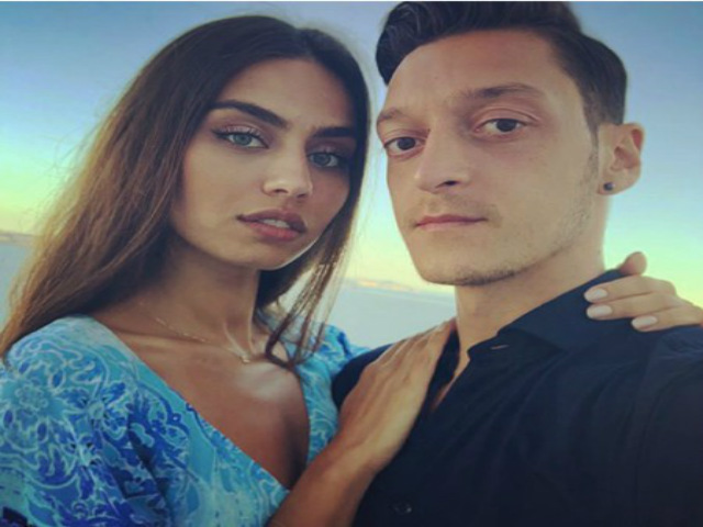 Arsenal vào top 4: Ozil ”bay cao” nhờ hoa hậu tuyệt đẹp ”truyền lửa”