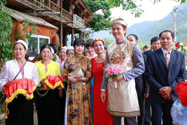 Cuối tuần qua, nam diễn viên, người mẫu Hà Việt Dũng đã tổ chức đám cưới với vợ trẻ xinh đẹp Hà Nhung. Thông tin về cô dâu ngay lập tức trở thành chủ đề quan tâm của khán giả, bởi trước đó, cặp đôi chưa từng chia sẻ về chuyện yêu đương. 