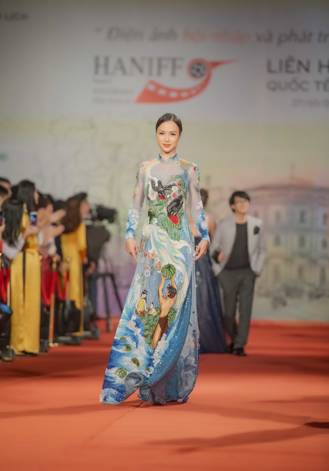 "Người đẹp cảnh nóng" Vũ Ngọc Anh gợi cảm với áo dài 250 triệu - 4