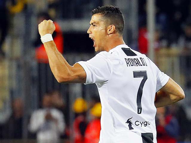 Ronaldo ghi cú đúp: Triệu fan nức lòng vì siêu phẩm ”đại bác”