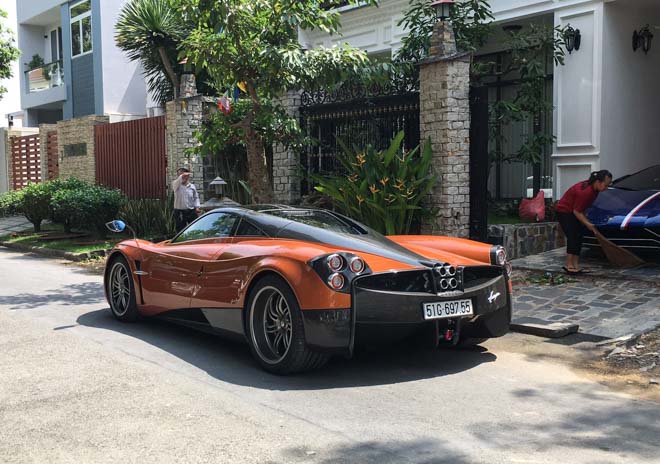Siêu xe Pagani 80 tỷ đồng của Minh "nhựa" chính thức có biển trắng, lăn bánh trên đường phố Việt Nam - 1