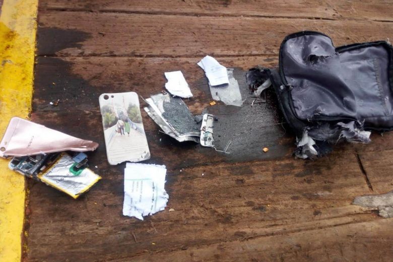 Máy bay Indonesia rơi: Chuyện đằng sau chiếc ốp điện thoại in hình người - 1